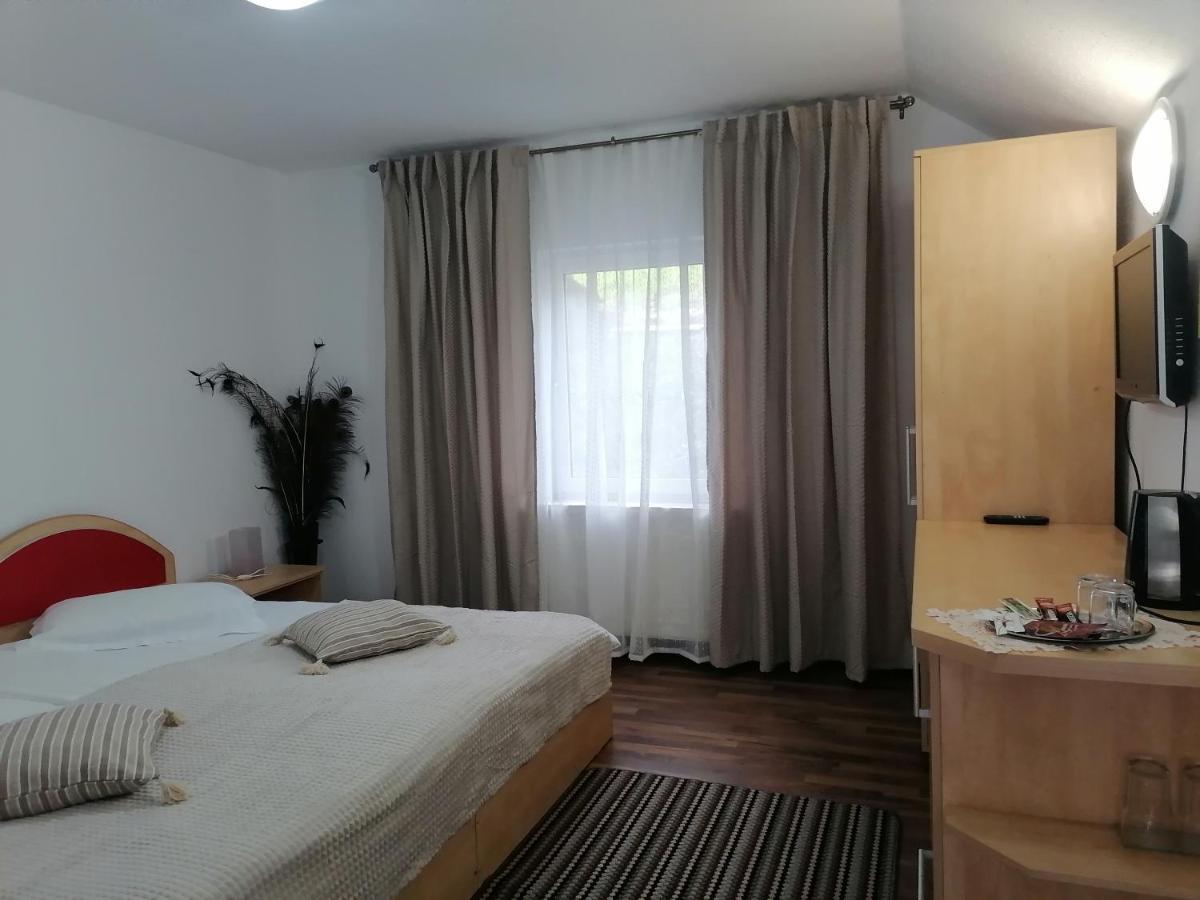 Motorom Hotel Zărneşti Buitenkant foto