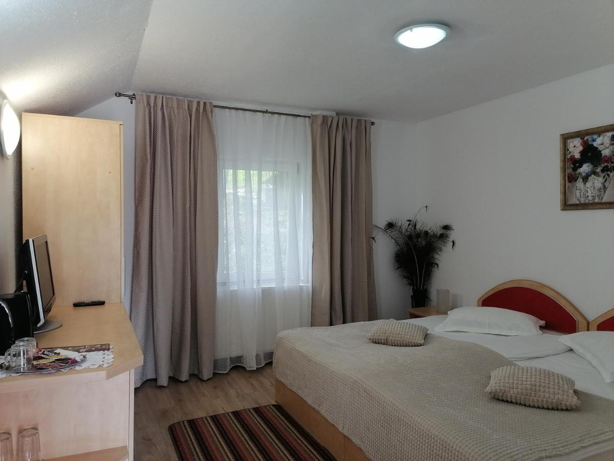 Motorom Hotel Zărneşti Buitenkant foto