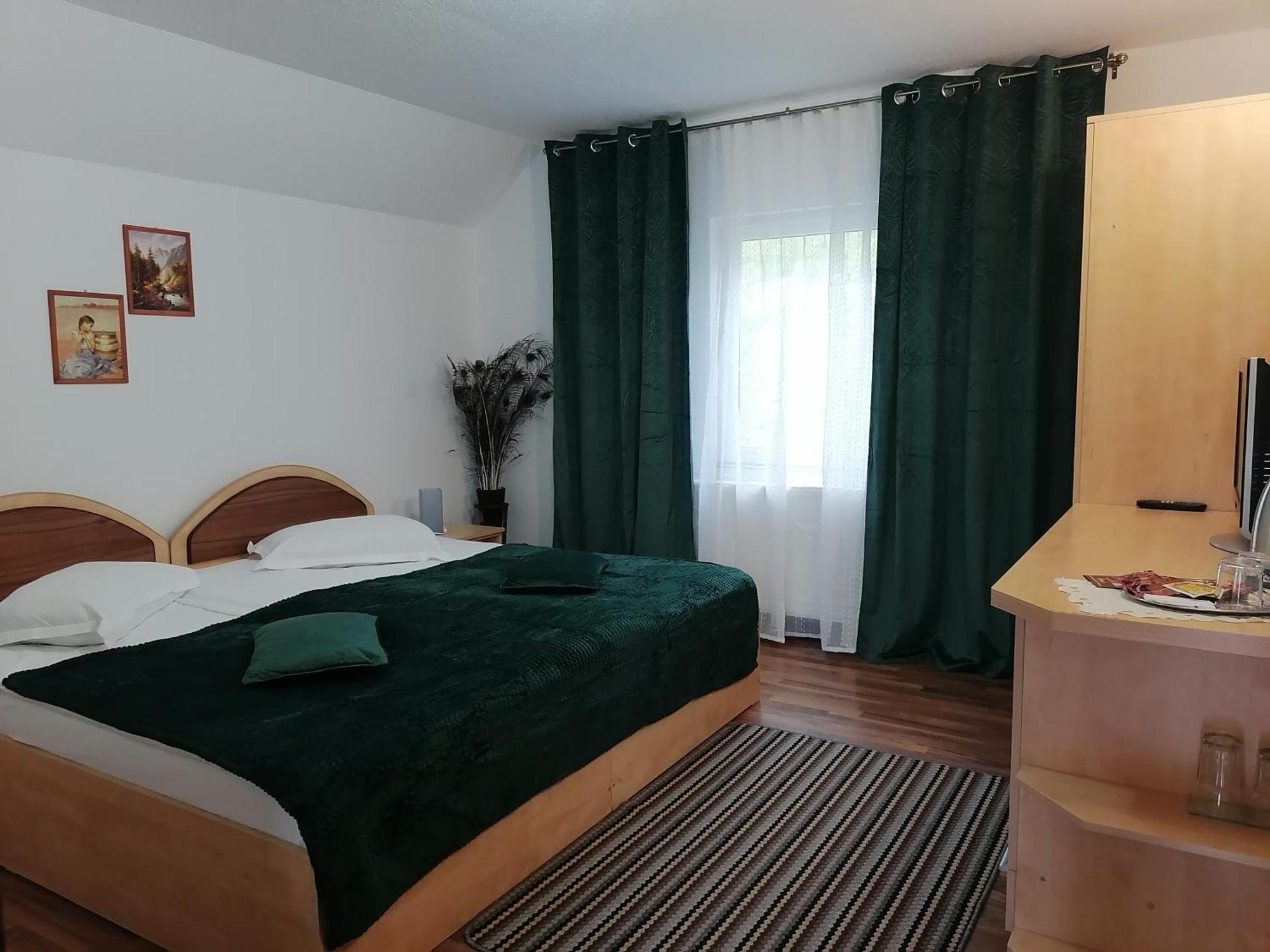 Motorom Hotel Zărneşti Buitenkant foto